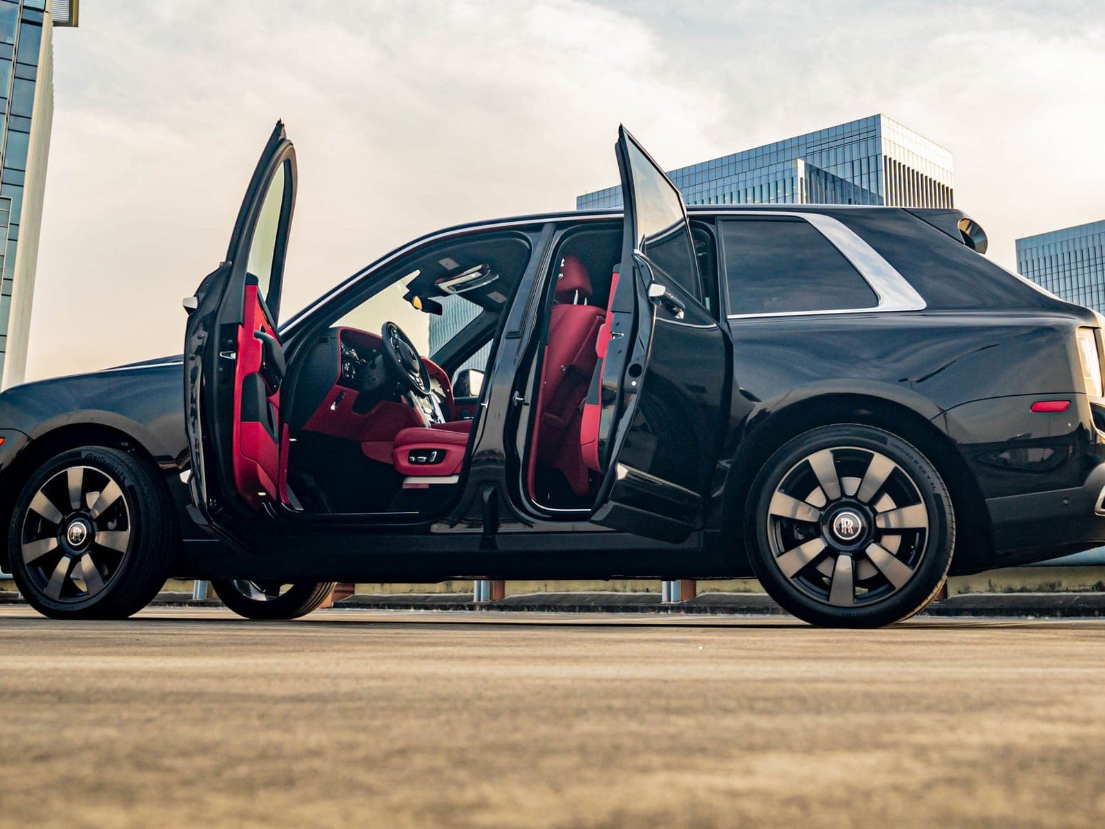 Black Rolls-Royce Cullinan